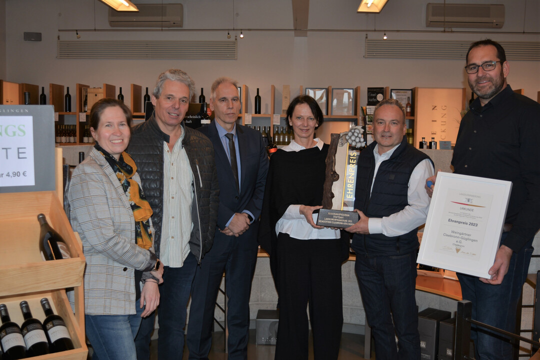 Bei der Preisbergabe (v. l.): Nadine Vosseler (Weinbaureferentin vom RPS), Peter Albrecht (Vizeprsidenten des Wrttembergischen Weinbauverbandes), Dr. Ulrich Dura (RPS-Abteilungsprsident), Susanne Bay (Regierungsprsidentin), Axel Gerst (Geschftsfhrer der Cleebronn-Gglingen e. G.) und Thomas Beyl (Vorstand der Cleebronn-Gglingen e. G.).