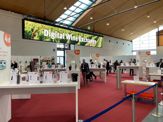 Im Digital Wine Exchange, einem Verkostungsbereich der Messe, konnten Weingüter ihre Weine präsentieren, auch wenn sie selbst nicht vor Ort in Karlsruhe sein konnten.