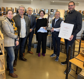 Regierungsprsidentin Susanne Bay (Mitte) bei der bergabe des Ehrenpreises an die Weingrtner Cleebronn-Gglingen eG.