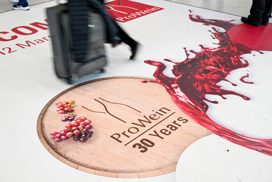 Die ProWein in Dsseldorf ist die international fhrende Fachmesse fr Weine und Spirituosen. Vom 10. bis 12. Mrz 2024 prsentieren sich rund 5400 Aussteller aus 65 Nationen. 