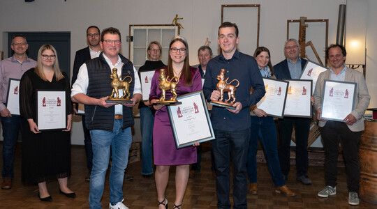 Preis- und Urkundenempfnger bei der Preisverleihung (v. l.): Raimund Laicher (Weingut Laicher), Viktoria Fabian (Weingut Fabian), Thomas Beyl (Die Weingrtner Cleebronn-Gglingen e. G.), Rainer Wachtstetter (Weingut Wachtstetter), Heike Ruck (Weinfactum Bad Cannstatt), Maike Schillinger (Vaihinger Weinknigin 2023/25), Werner Plag (Weingut Plag), Robin Wagner (Weingut Wagner), Mara Walz (1. Vorsitzende Weinlwen e.V.), Bernhard Idler (Wrttembergische Weingrtner-Zentralgenossenschaft e. G.) und Sven Ellwanger (Weingut Bernhard Ellwanger).