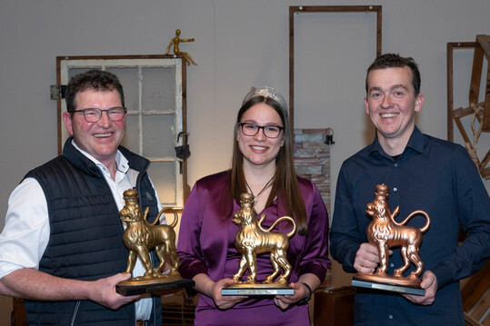 Preistrger bei der Preisverleihung 32. Vaihinger Lwe 2024 - internationaler Lemberger-Preis (v. l.): Rainer Wachtstetter (Weingut Wachtstetter), zweite Vaihinger Weinknigin Maike Schillinger und in Vertretung fr den sterreichischen Landessieger, Robin Wagner (Weingut Wagner).