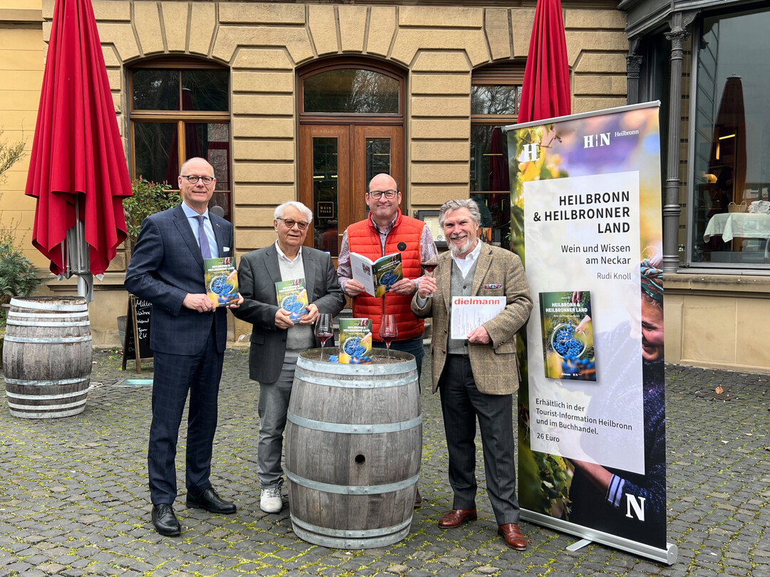Vor der Kulisse der Weinvilla in Heilbronn (v. l.): Steffen Schoch (Co-Autor), Rudolf Knoll (Autor), Kilian Krauth (Co-Autor) und Axel Dielmann (Verleger).