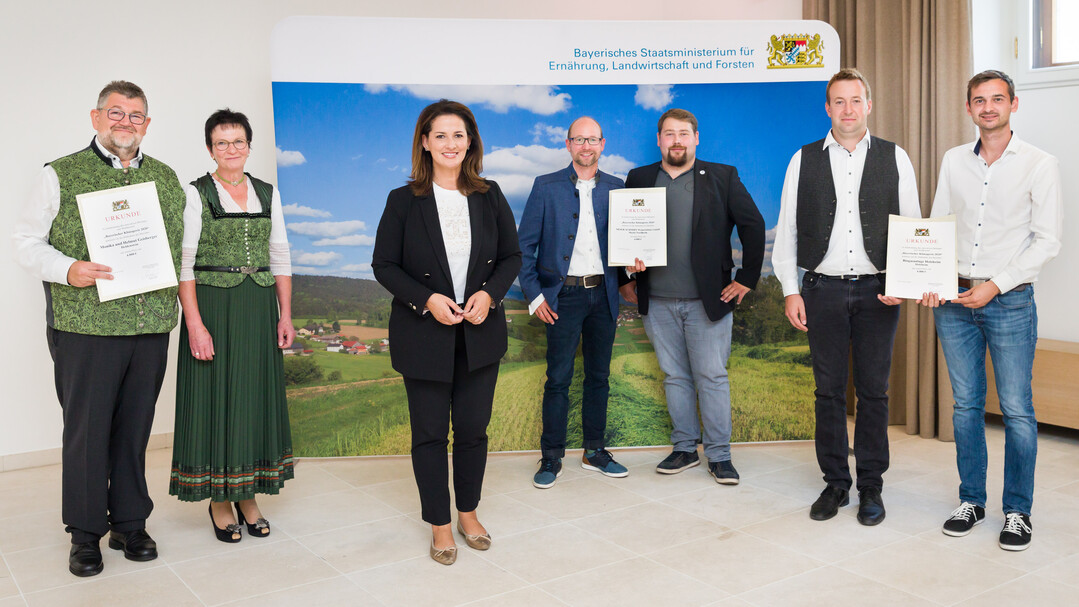 Von links: Helmut und Monika Geisberger, Ministerin Michaela Kaniber, Markus Maier und Lukas Schmidt sowie Johannes Hieber und Karl Brenner.
