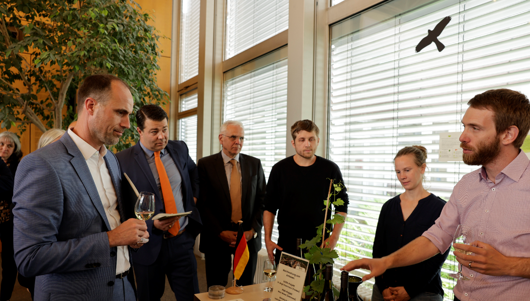 Von Links: Staatsminister Clemens Hoch mit Prof. Dr. Dominik Durner, Direktor Günter Hoos (DLR Rehinpfalz) und den Promovierenden Louis Backmann, Birgit Eisenmann sowie Marc Weber.