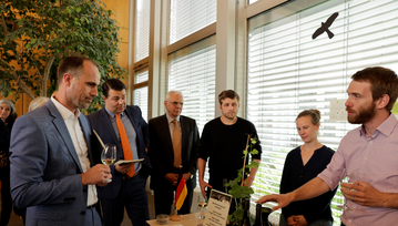 Von Links: Staatsminister Clemens Hoch mit Prof. Dr. Dominik Durner, Direktor Gnter Hoos (DLR Rehinpfalz) und den Promovierenden Louis Backmann, Birgit Eisenmann sowie Marc Weber.