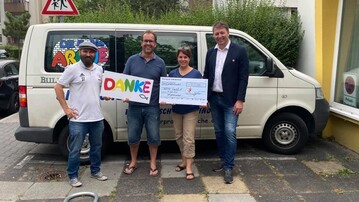 Scheckbergabe: Thomas Porsch, Daniel Schrder, Julia Hildebrandt und Robert Lnarz.