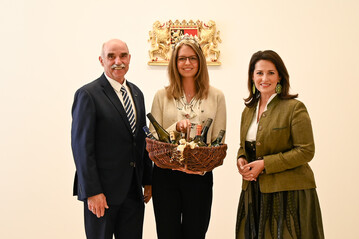 Ministerin Michaela Kaniber, Weinknigin Eva Brockmann und der Prsident des Frnkischen Weinbauverbands, Artur Steinmann (v.r.) trafen sich zum kniglichen Antrittsbesuch.