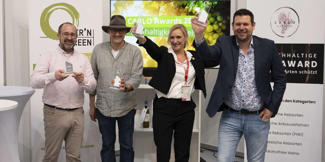 Die Gewinner der Carlo Awards 2024: Andreas Scherr (Weingut Scherr), Martin Steinmann (Weingut Schloss Sommerhausen), Saskia Wrthwein (Weinmanufaktur Stuttgart) und Stefan Braunewell (Weingut Braunewell). 