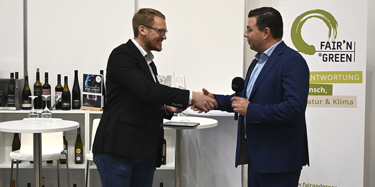 Maximilian Borner (Preisträger beste Bachelorarbeit) und Laudator Prof. Dominik Durner (Weincampus Neustadt).