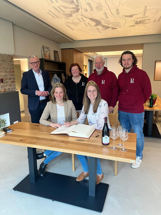 <i>Eintrag in das Goldene Buch der Stadt Bad Neuenahr-Ahrweiler in der neu sanierten Vinothek des Weinguts Peter Lingen (v. l.): Bürgermeister Guido Orthen, die Deutsche Weinprinzessin Jessica Himmelsbach, Tanja Lingen, die Deutsche Weinkönigin Eva Brockmann, Peter Lingen und Jan Lingen.</i>