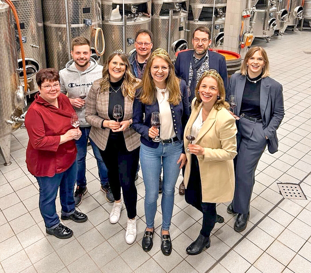 <i>Im Keller des Weinguts Adolf Schreiner (v. l.): Marion Schreiner, Simon Schreiner, Ahrweinknigin Katja Hermann, Adolf Schreiner, die Deutsche Weinknigin Eva Brockmann, der Beigeordnete der Verbandsgemeinde Altenahr, Marcus Noack, die Deutsche Weinprinzessin Jessica Himmelsbach und Carolin Gro vom Ahrwein e.V.</i>