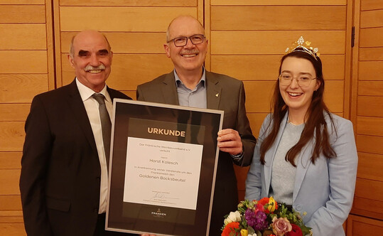 Bei der Verleihung des Goldenen Bocksbeutels (v. l.): Prsident Artur Steinmann, Horst Kolesch und die 66. Frnkische Weinknigin Lisa Lehritter.