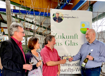 Begrung mit Blattner-Sorte Cabernet Blanc (v. l.): Meinrad Hurst (Vorsitzender Winzergenossenschaft Rammersweier), Doris Grolimund und Piwi-Rebzchter Valentin Blattner aus der Schweiz und Zukunft ins Glas!-Initiator Torsten Slinger. 