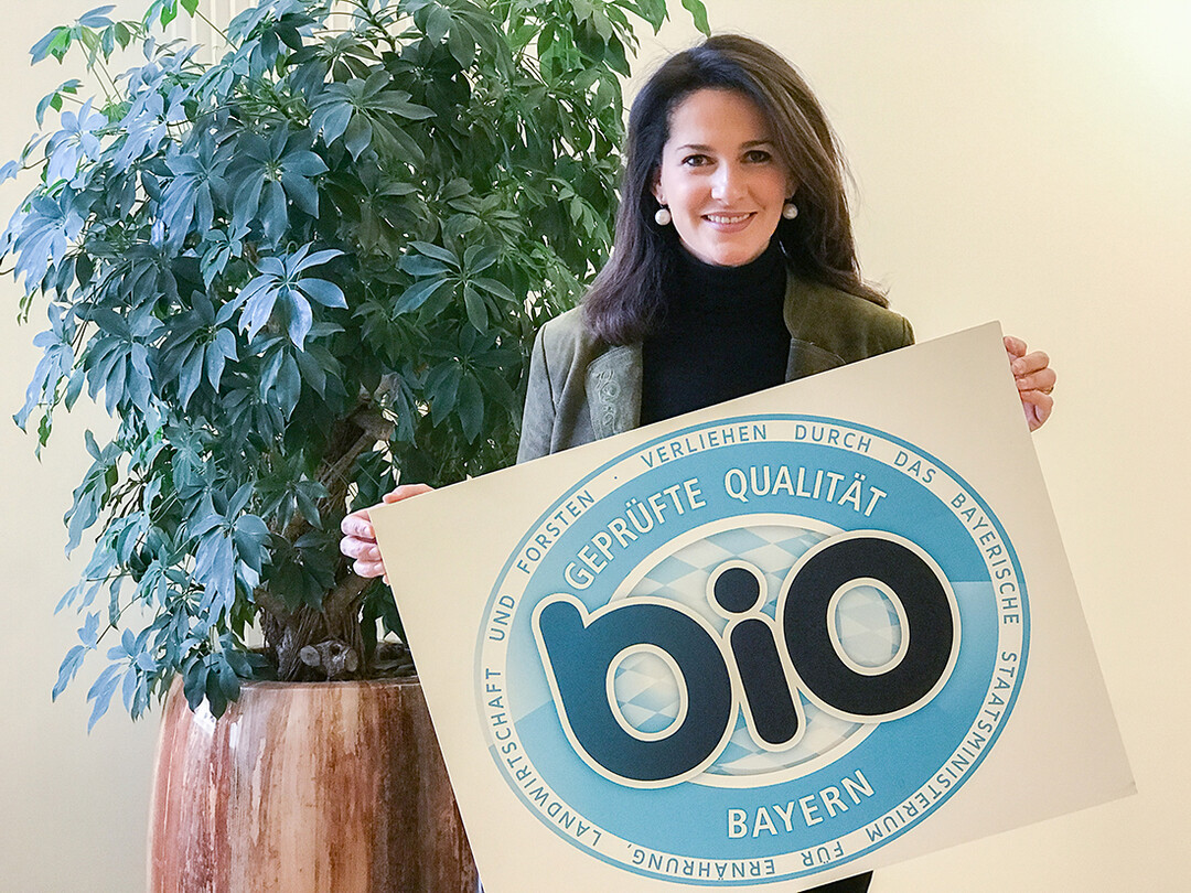 Die Landwirtschaftsministerin Michaela Kaniber mit dem Bayerischen Bio-Siegel.