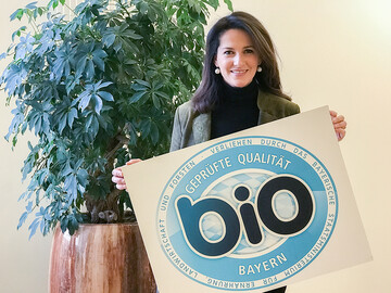 Die Landwirtschaftsministerin Michaela Kaniber mit dem Bayerischen Bio-Siegel. 