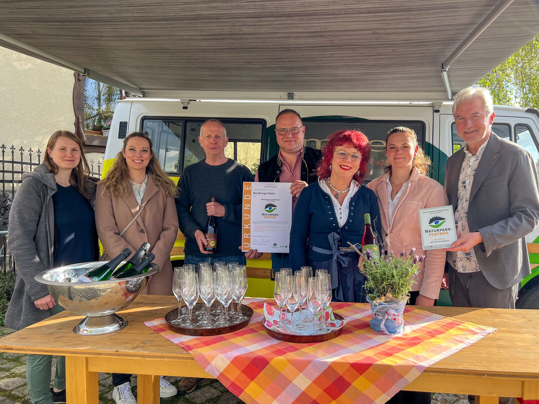 ber das Prdikat Naturpark-Partner fr das Bio-Weingut Maier aus Baden-Baden freuen sich (v. l.): Janina Hutt (Naturpark-Projektmanagerin), Fabienne Jox (Hauenebersteins Ortsvorsteherin), Karl-Heinz Dunker (Naturpark-Geschftsfhrer), Volker Maier (Bio-Weingut Maier), Iris Maier (Bio-Weingut Maier), Josefa Metzinger (Bio-Weingut Maier) und Dietmar Spth (Baden-Badens Oberbrgermeister).