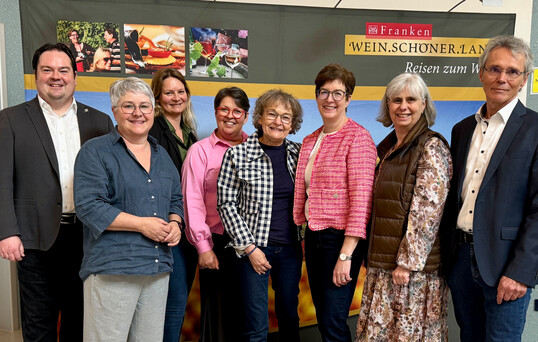 Die neue Fhrungsriege der Gstefhrer Weinerlebnis Franken (v. l.): Dr. Markus Frankl (erster Vorsitzender), Barbara Baumann (stellvertretende Vorsitzende), Dr. Beate Wende (Internet-Beauftragte), Margitta Dosch-Sebold (Kassiererin), Dr. Gabriele Brendel (Referentin fr Presse- und ffentlichkeitsarbeit), Martina Reiss (stellvertretende Vorsitzende), Ester Simon (Schriftfhrerin) und Georg Btz (Kultur-Beauftragter).