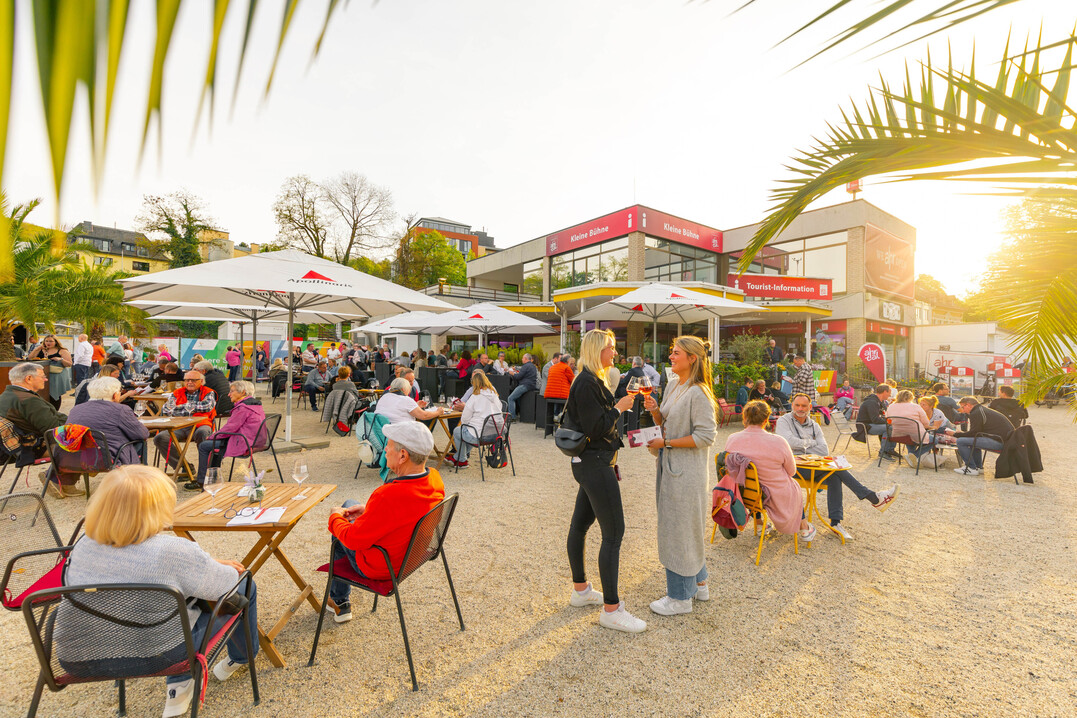 Durch das sommerliche Wetter wurde der Kurpark beim AhrWine-Tasting zur Genuss-Lounge. 