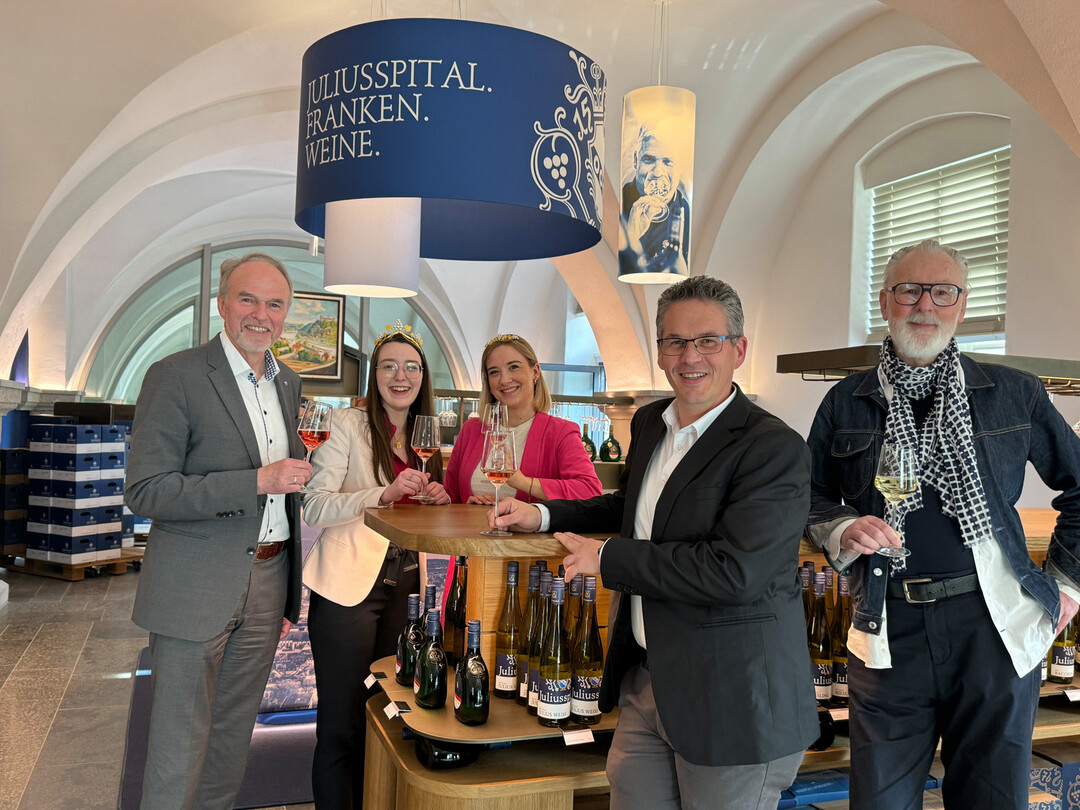 Bei der Vinothekenerffnung stoen Sie gemeinsam an (v. l.): Oberpflegamtsdirektor Walter Herberth, die Frnkische Weinknigin Lisa Lehritter, die Wrzburger Weinprinzessin Francesca Wei, Weingutsleiter Joachim Brand und Reinhard May (Architekturbro mayarchitekten).