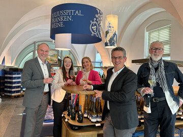Bei der Vinothekenerffnung stoen Sie gemeinsam an (v. l.): Oberpflegamtsdirektor Walter Herberth, die Frnkische Weinknigin Lisa Lehritter, die Wrzburger Weinprinzessin Francesca Wei, Weingutsleiter Joachim Brand und Reinhard May (Architekturbro mayarchitekten).