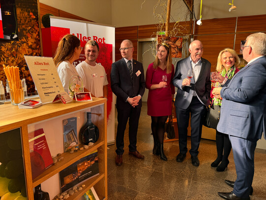 Tatjana Sulzer und Max Weickert auf der Feinschmeckermesse im Gesprch mit Dieter Lenzer, Emmi Wendemuth, Artur Steinmann, Tamara Bischof und Hubert Bittlmayer (v. l.).