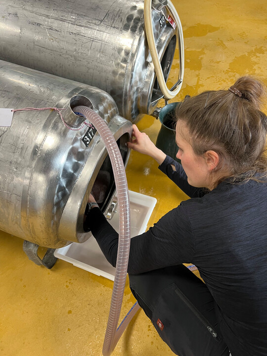 Michaela Kuhn kontrolliert den Tank whrend der Fllung