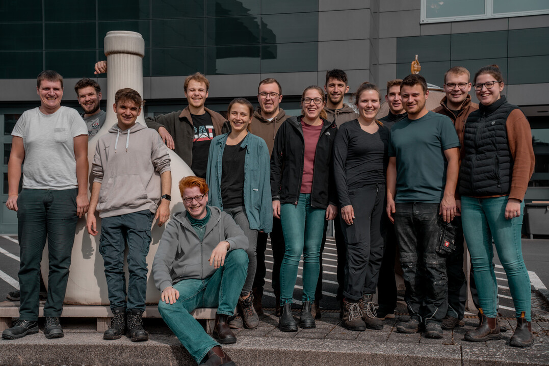 Die Macher des Projekts Alles Rot (von links): Richard Grndger, Jonas Kortmann, Leon Djukic, Lars Terveer, Thomas Reuter, Andrea Reuer, Tom Scholtes, Leonie Iriohn, Florian Arnold, Michaela Kuhn, Sebastian Rudloff, Max Weickert, Tizian Beyerl, Tatjana Sulzer.