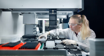Arbeiten mit dem Hochdurchsatz-Pipettier- und Messroboter (TECAN Fluent). Mit dem Gert untersuchen Forschende des Leibniz-LSB@TUM, auf welche Geruchsstoffe menschliche Geruchsrezeptoren reagieren.