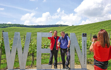 Wein-Fotospots wie hier in Brackenheim werden von Touristen gerne genutzt und sorgen nebenbei fr Werbung der Weinregion.