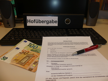 Beim Evangelischen Bauernwerk in Wrttemberg knnen die Broschren "Hofbergabe" und "Hof ohne Nachfolge" bestellt werden.