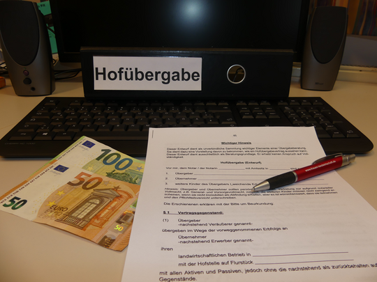Beim Evangelischen Bauernwerk in Wrttemberg knnen die Broschren "Hofbergabe" und "Hof ohne Nachfolge" bestellt werden.