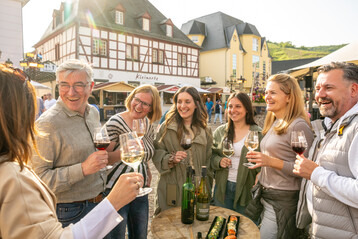 Am langen Pfingstwochenende steht der Marktplatz in Ahrweiler wieder ganz im Zeichen des Weinmarkts der Ahr. 