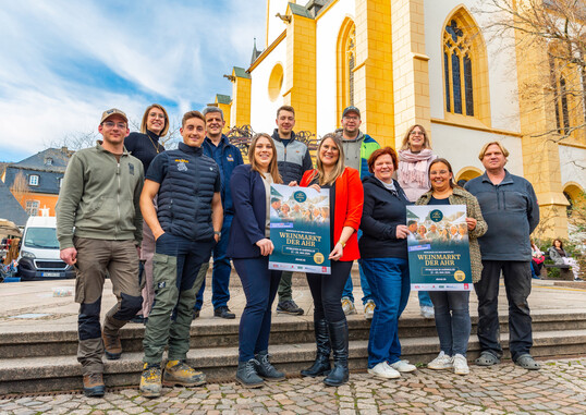 Freuen sich auf den Weinmarkt (v. l.): Frederick Stark (Weingut Stark-Linden), Gina Cremer (Ahrwein e. V.), Calvin Zimmermann (Weingut Max Schell), Mike Preußner (Winzergenossenschaft Mayschoß-Altenahr), Ahrweinprinzessin Merle Kurth, Felix Brüggert (Jungwinzer Next Generation), Ahrweinkönigin Katja Hermann, Peter Kriechel (Weingut Peter Kriechel), Tanja Lingen (Weingut Peter Lingen), Carolin Groß (Ahrwein e. V.), Anne Lanzerath (Dagernova Weinmanufaktur) und Stefan Kurth (Weingut Kurth).