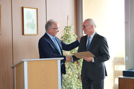 Der Präsident des JKI Prof. Dr. Frank Ordon (links) verabschiedet den Leiter der JKI-Rebenzüchtung Prof. Dr. Reinhard Töpfer beim Fachkolloquium auf dem Geilweilerhof in den Ruhestand.