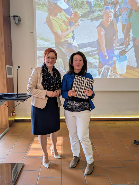 Die Weinsberger Bürgermeisterin Birgit Hannemann (links) überreichte Elvira Obst den traditionellen Buchpreis für die herausragende Leistung.