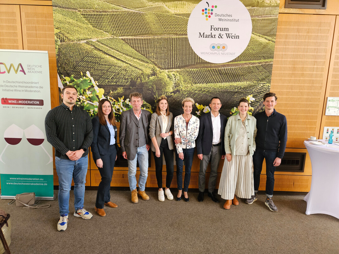Beim Forum Markt & Wein waren mit dabei (v. l.): Frederic Karberg (Mack & Schle AG), Prof. Dr. Laura Ehm (Weincampus Neustadt), Eberhard Abele (Ressortleiter Marktforschung DWI), Lea Baler (Deutsche Weinprinzessin), Monika Reule (DWI Geschftsfhrerin), Prof. Dr. Marc Dreler (Weincampus Neustadt), Pauline Baumberger-Brand (Weingut Baumberger) und Eliah Werner (Mitgrnder Young Poets). 