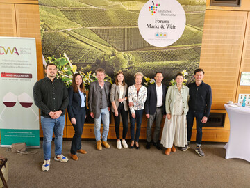 Beim Forum Markt & Wein waren mit dabei (v. l.): Frederic Karberg (Mack & Schle AG), Prof. Dr. Laura Ehm (Weincampus Neustadt), Eberhard Abele (Ressortleiter Marktforschung DWI), Lea Baler (Deutsche Weinprinzessin), Monika Reule (DWI Geschftsfhrerin), Prof. Dr. Marc Dreler (Weincampus Neustadt), Pauline Baumberger-Brand (Weingut Baumberger) und Eliah Werner (Mitgrnder Young Poets). 