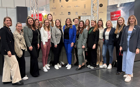 Bei der ProWein in Dsseldorf im Mrz war Katja Hermann (Mitte) gemeinsam mit den Majestten aus den Weinorten am Stand des Ahrwein e. V. prsent. 