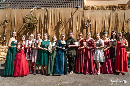 Ahrweinknigin Katja Hermann (5. v. l.) im vergangenen August beim Weinfest Heimersheim im Kreise der Weinmajestten aus den Weinorten des Ahrtals. 