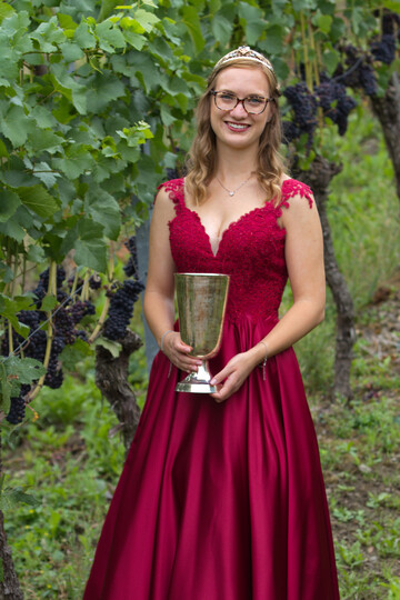 Aus dem Weinort Dernau tritt Ortsweinknigin Laura Nietgen zur Wahl an.