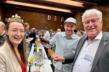 Bei der VDP-Prsentation vom Weingut Max Mller I (v. l.): Weinknigin Lisa Lehritter, Christian Mller und Robert Haller (Vorsitzender des VDP Franken).