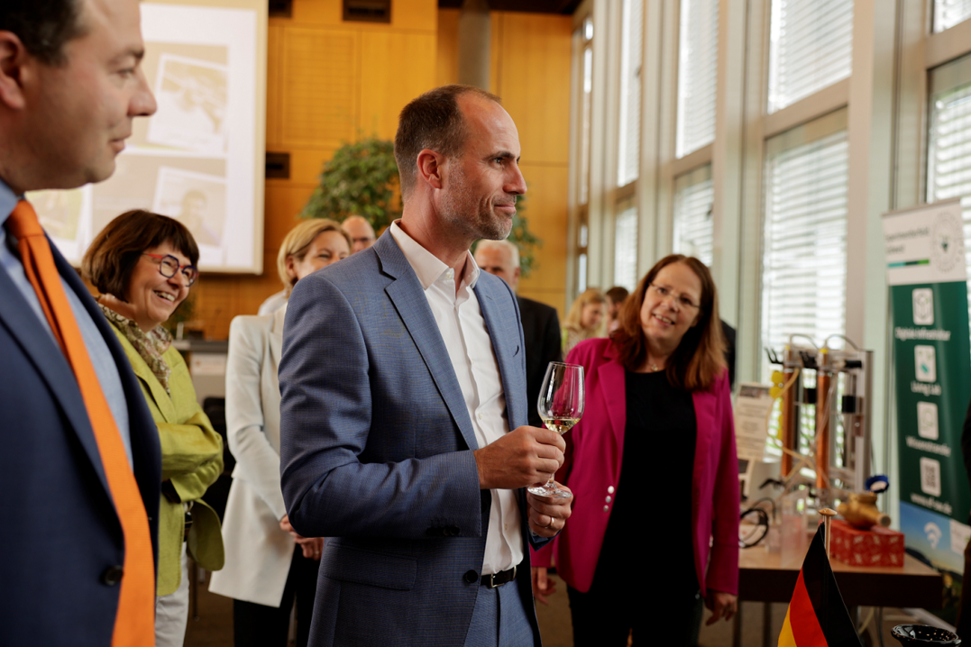 Minister Hoch mit Agnes Pohlmann (Referentin fr Berufsbildung und Beratung Agrar- und Hauswirtschaft im Ministerium fr Wirtschaft, Verkehr, Landwirtschaft und Weinbau) sowie Dr. Wilhelma Metzler (Geschftsfhrung Weincampus).