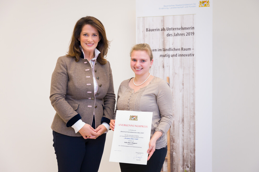 Julia Dürr-Döppert (r.) mit Ministerin Michaela Kaniber. Die Winzerin erhielt den Anerkennungspreis für ihre innovativen Ideen wie dem Granitfass-Wein oder auch das Weinstockleasing.