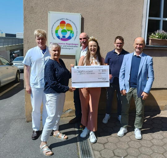 Spendenbergabe an die Station Regenbogen (v. l.): Prof. Dr. Matthias Eyrich, Monika Demmich (Vorstand Elterninitiative Regenbogen), Artur Steinmann (Weinbauprsident), Lisa Lehritter (66. Frnkische Weinknigin), Matthias Ganz (Zweiter Brgermeister Frickenhausen) und Gnther Hofmann (Erster Brgermeister Frickenhausen). 
 
 