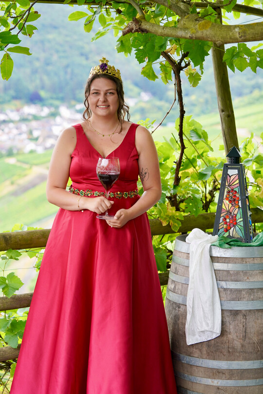 Annabell Stodden trgt nach Ihrem Amt als Ortsweinknigin in Rech nun die Krone der Ahrweinknigin.