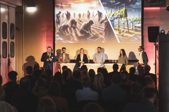 Auf dem Podium diskutierten (v. l.): Prof. Dr. Dominik Durner, Janina Huber, Ronald Bck, Maike Delp, Karl Rummel, Alisa Trck und Sebastian Wille.