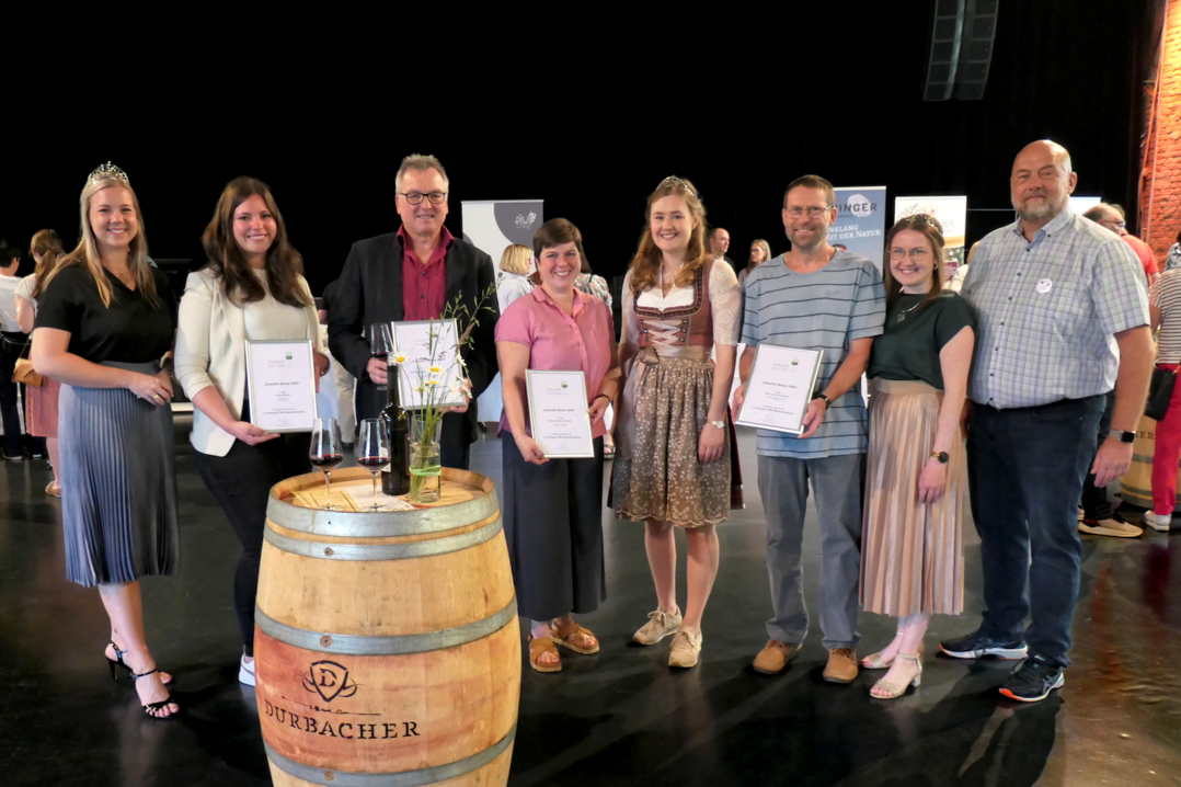Bei der Preisverleihung: Alisa Hll (Badische Weinprinzessin), Sophie Bruder (S"Wilde Weingut, Sasbachwalden), Meinrad Hurst (Vorsitzender der Winzergenossenschaft Rammersweier), Lena Bohnert (Weingut Maximilian Bohnert, Oberachern), Stefanie Buerle (Ortenauer Weinprinzessin), Alexander Spinner (Wein & Hof Glanzmann, Durbach), Katharina Bruder (Badische Weinprinzessin) und Torsten Slinger (Zukunft ins Glas!-Veranstalter). 