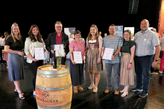 Bei der Preisverleihung: Alisa Hll (Badische Weinprinzessin), Sophie Bruder (S"Wilde Weingut, Sasbachwalden), Meinrad Hurst (Vorsitzender der Winzergenossenschaft Rammersweier), Lena Bohnert (Weingut Maximilian Bohnert, Oberachern), Stefanie Buerle (Ortenauer Weinprinzessin), Alexander Spinner (Wein & Hof Glanzmann, Durbach), Katharina Bruder (Badische Weinprinzessin) und Torsten Slinger (Zukunft ins Glas!-Veranstalter). 