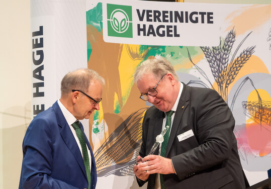 Jens Stechmann (links) überreichte Klaus Mugele das sogenannte „Hagelkristall“ für besondere Verdienste.